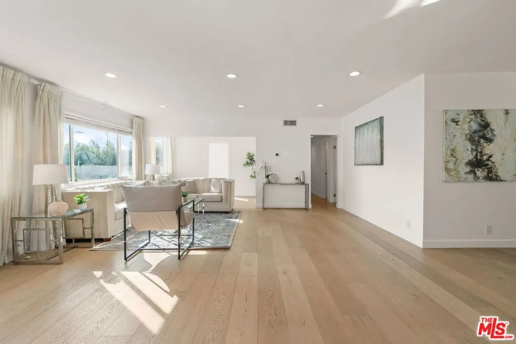 1525 N Hayworth Avenue 302, Los Angeles, California 90046 home-pic-4